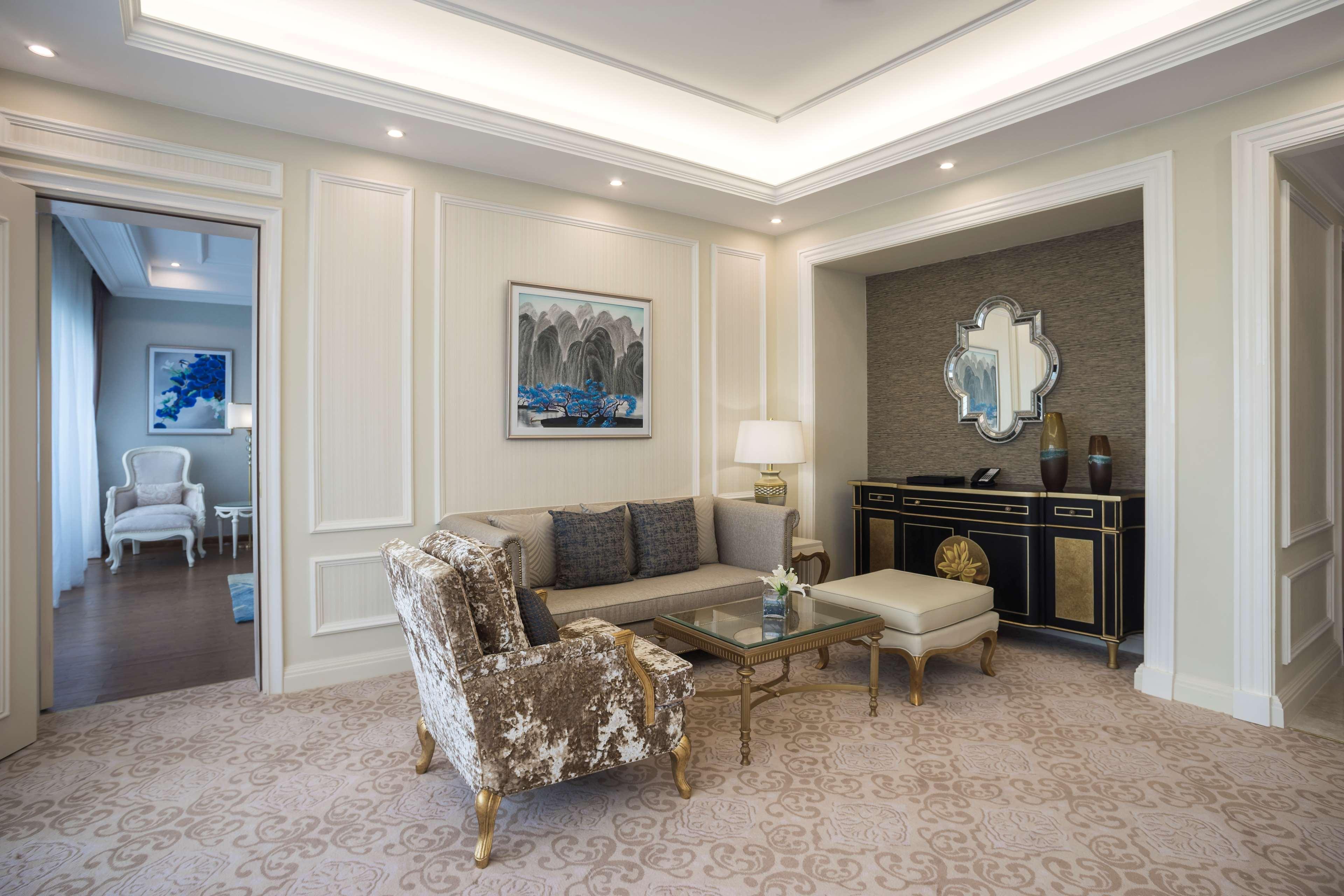 Radisson Blu Resort Фукуок Екстер'єр фото A living room in a suite at the Ritz-Carlton, Singapore