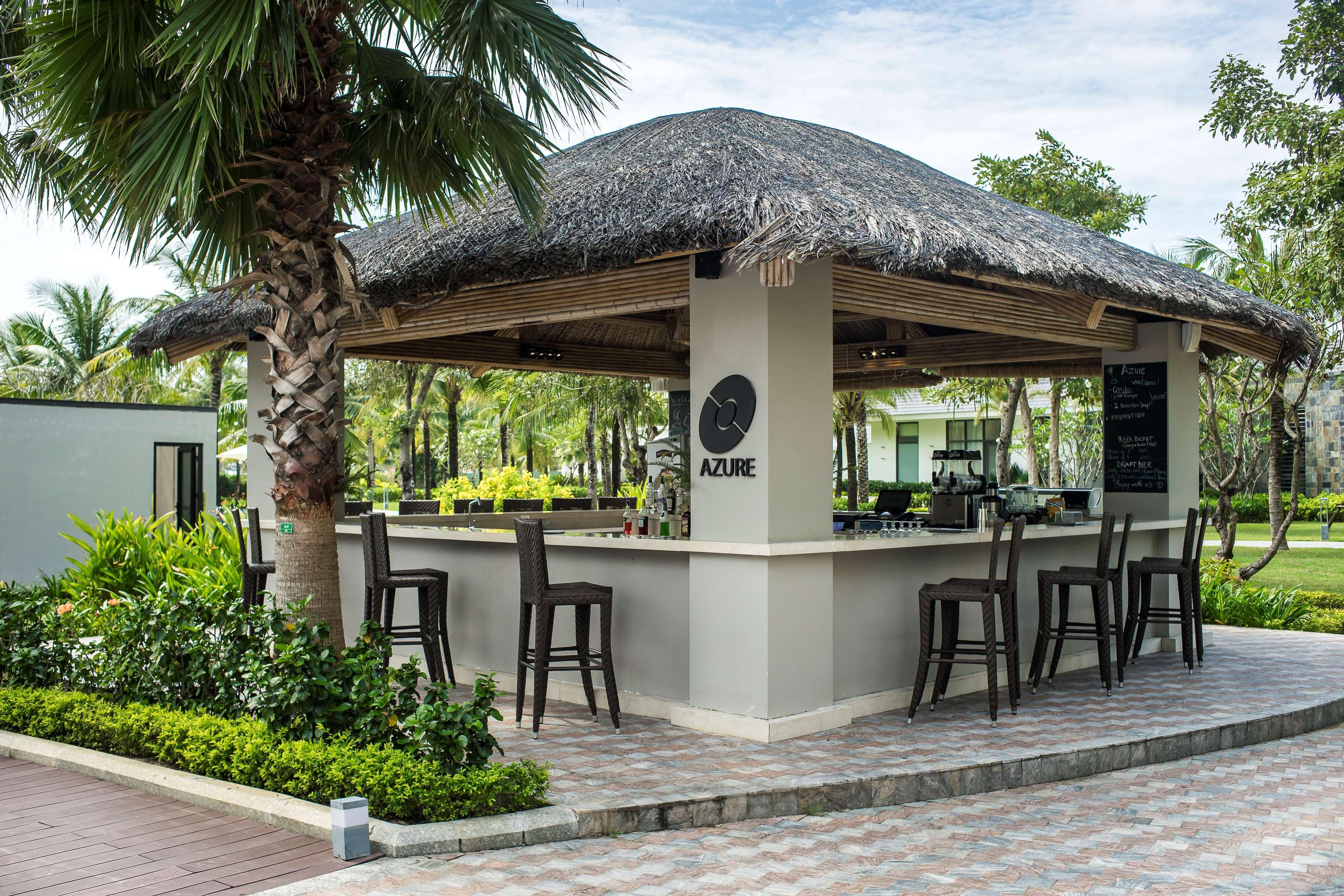 Radisson Blu Resort Фукуок Екстер'єр фото A bar at a resort