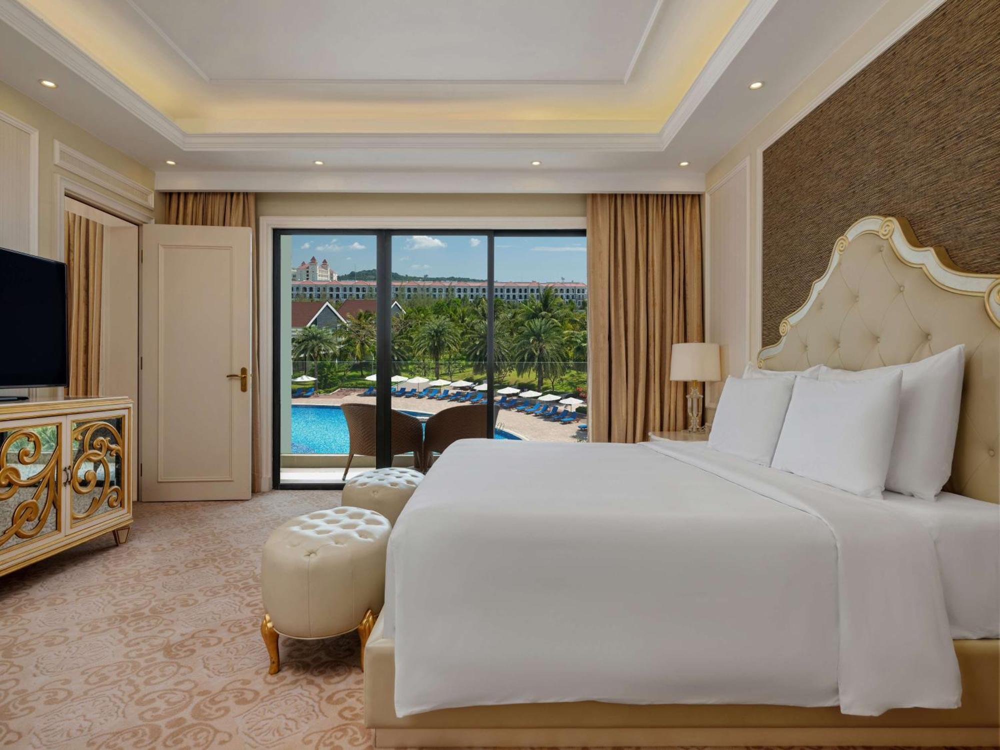 Radisson Blu Resort Фукуок Екстер'єр фото A bedroom at the hotel