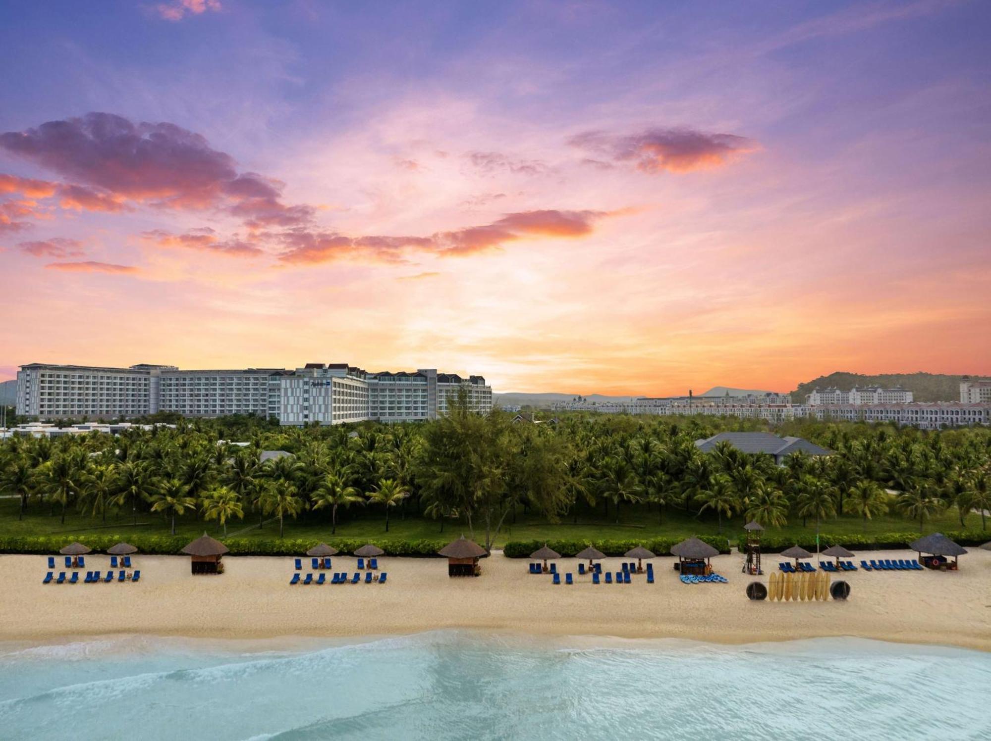 Radisson Blu Resort Фукуок Екстер'єр фото Hard Rock Hotel at Sentosa