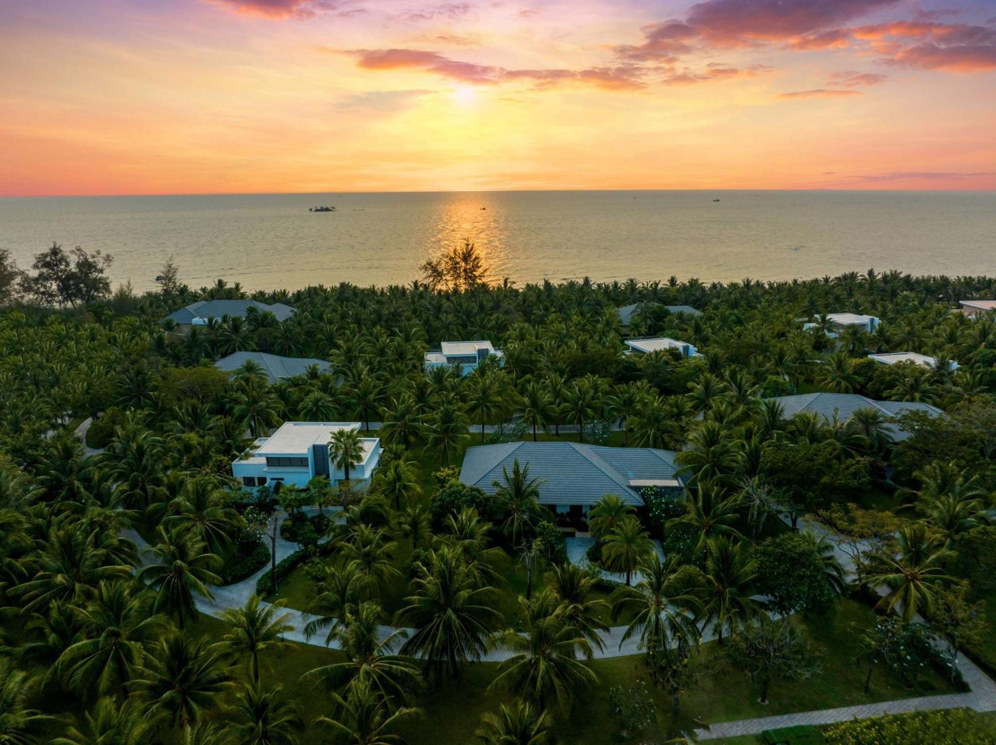 Radisson Blu Resort Фукуок Екстер'єр фото Sunset over the island