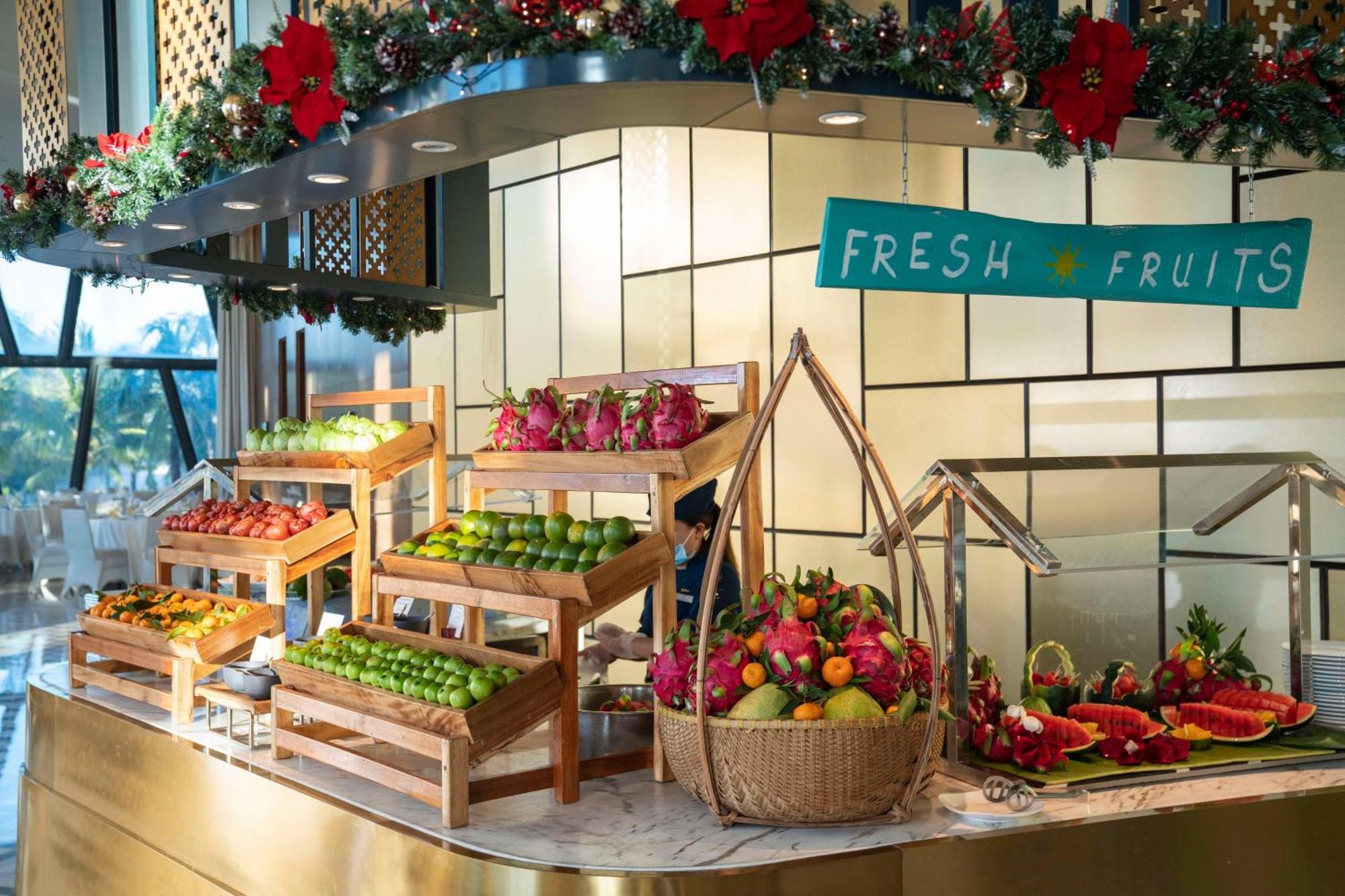 Radisson Blu Resort Фукуок Екстер'єр фото A fruit display at a buffet