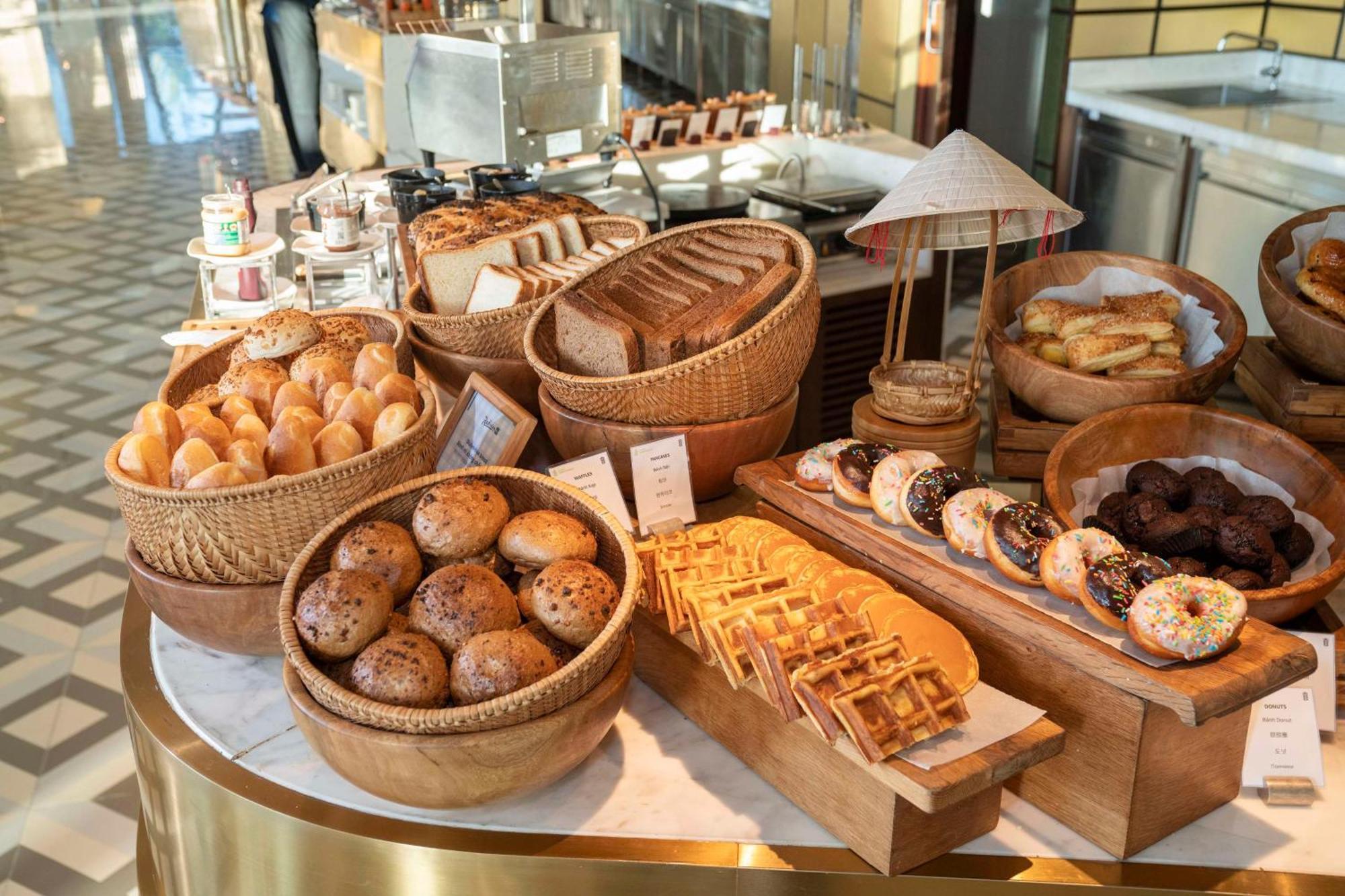 Radisson Blu Resort Фукуок Екстер'єр фото A selection of bread and pastries