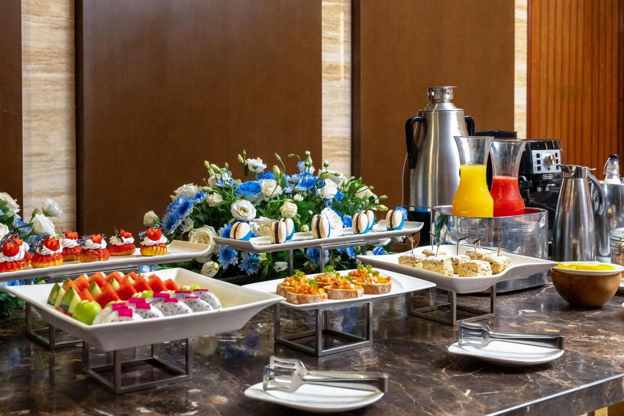 Radisson Blu Resort Фукуок Екстер'єр фото A buffet at a hotel