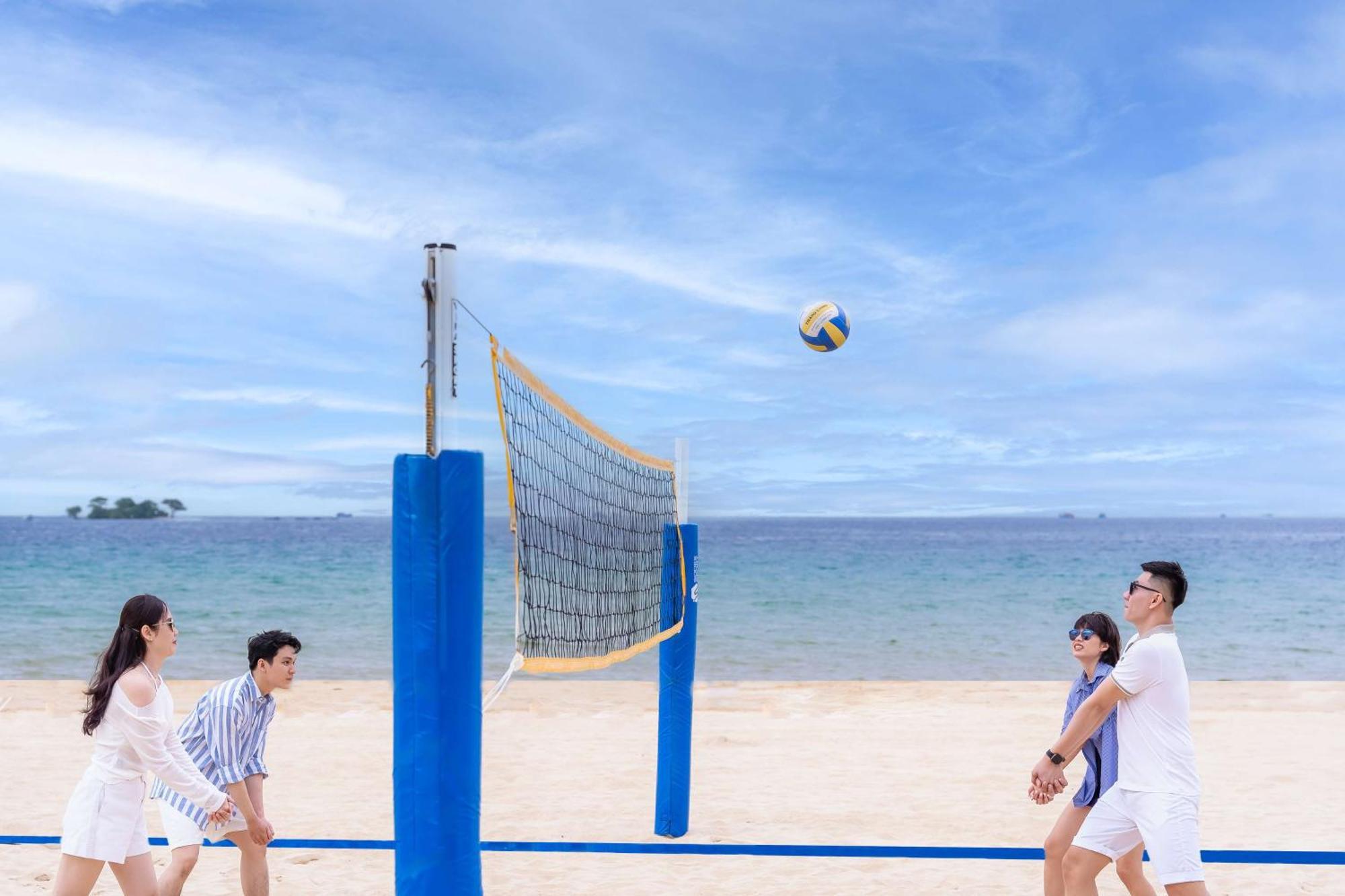 Radisson Blu Resort Фукуок Екстер'єр фото Beach volleyball