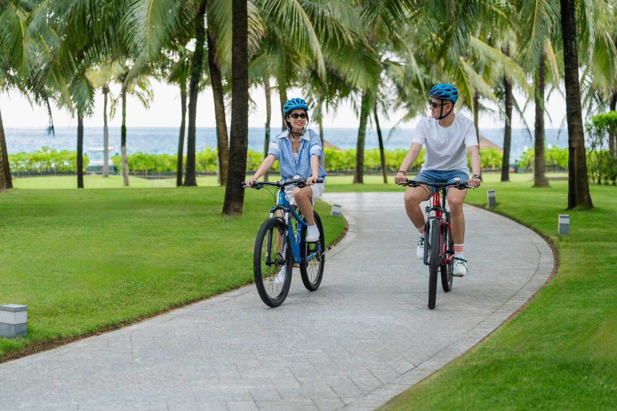 Radisson Blu Resort Фукуок Екстер'єр фото Cycling at East Coast Park