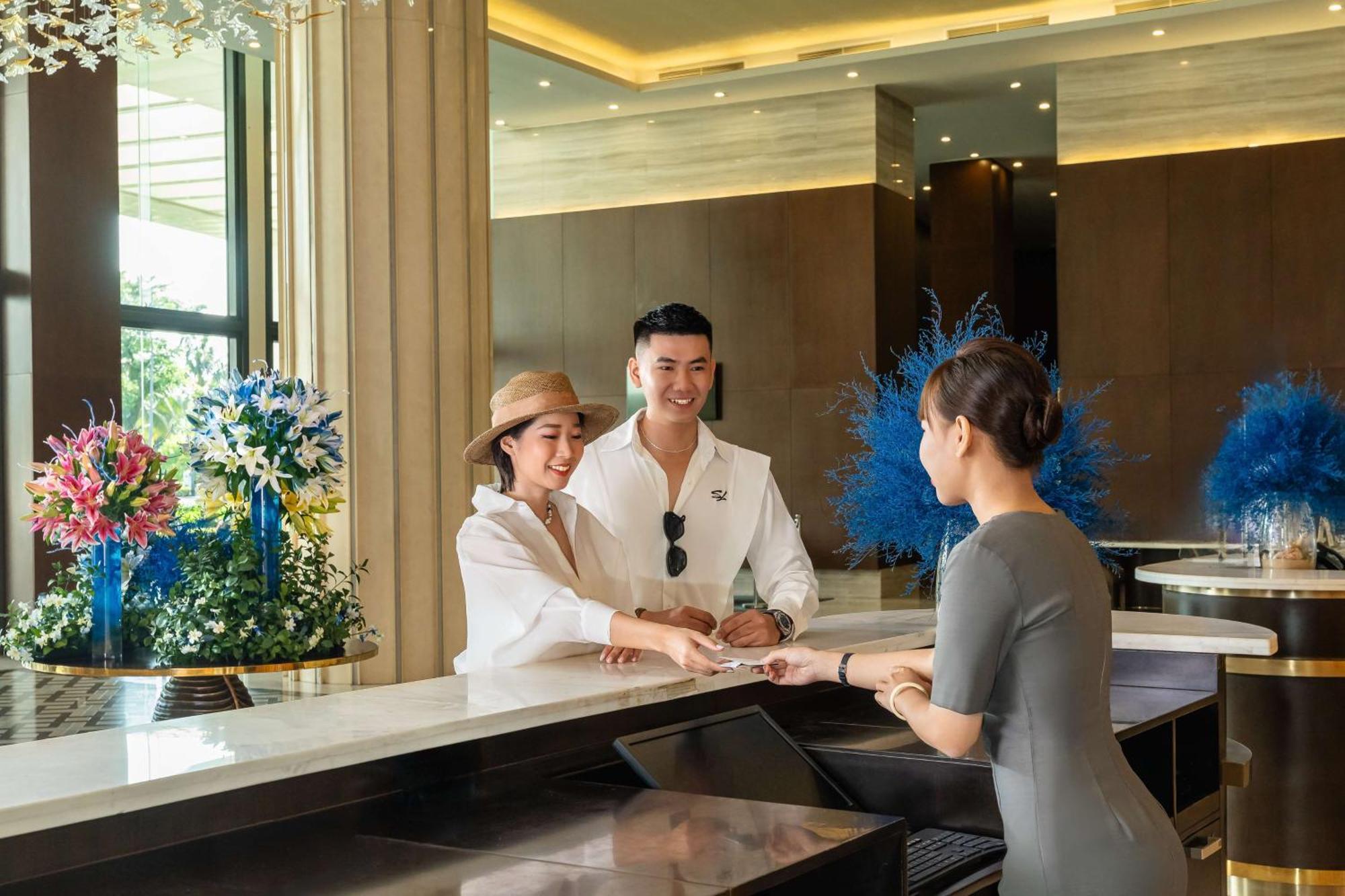 Radisson Blu Resort Фукуок Екстер'єр фото A hotel receptionist